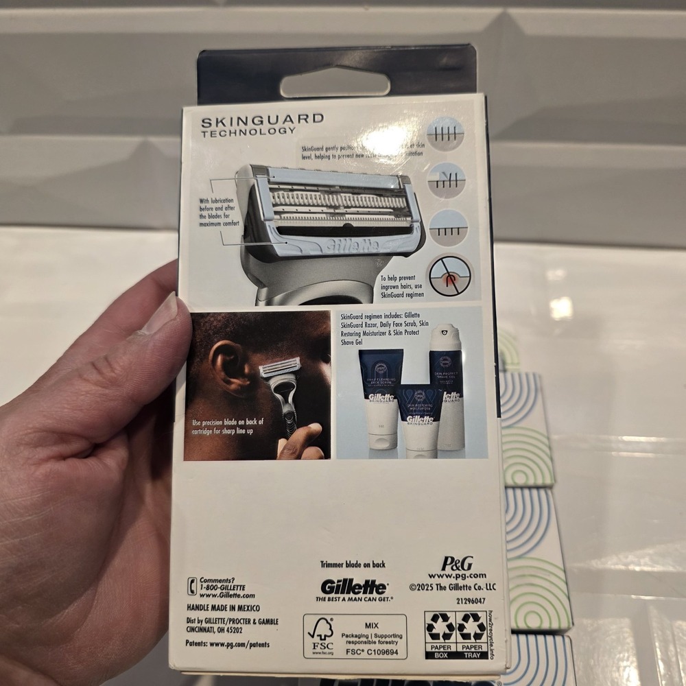 Gillette SkinGuard Razor For Sensitive Skin 1 Razor/ 18 Cartridges Included NEW - Picture 3 of 5